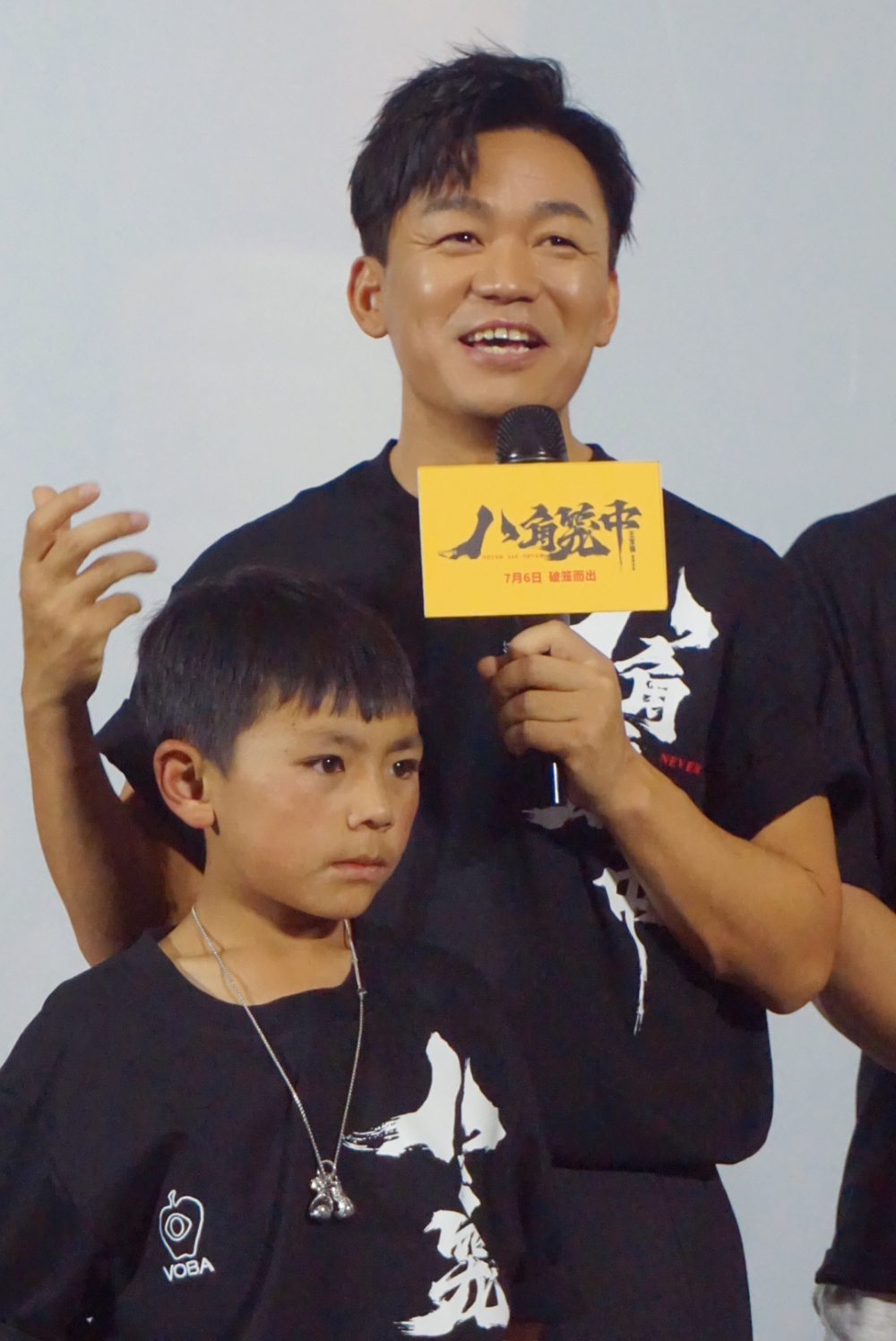 《八角笼中》成都路演,王宝强为原型人物恩波支付医药费-腾讯新闻