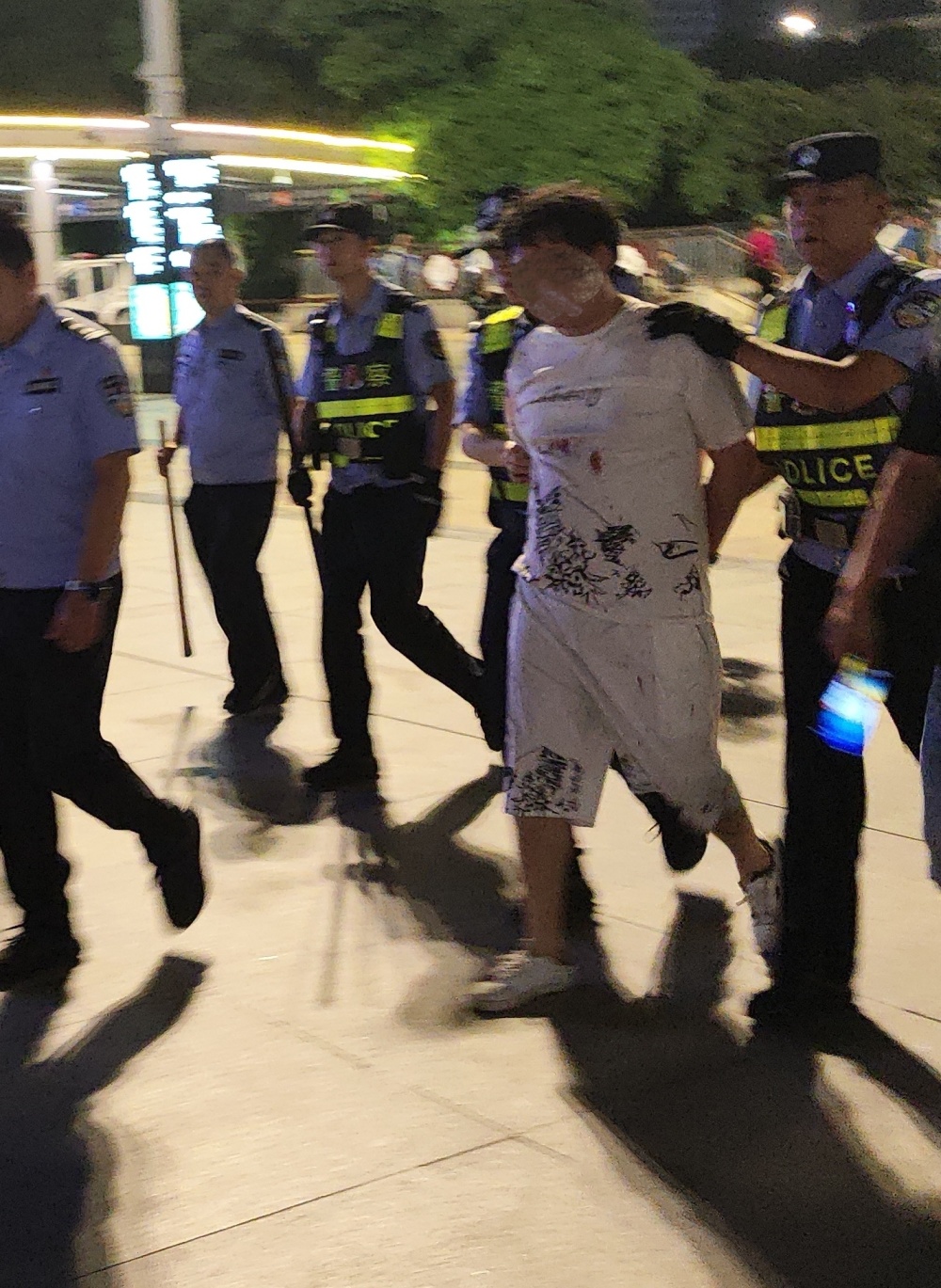 武汉50岁民警与嫌疑人搏斗时被捅刺,身中15刀后牺牲