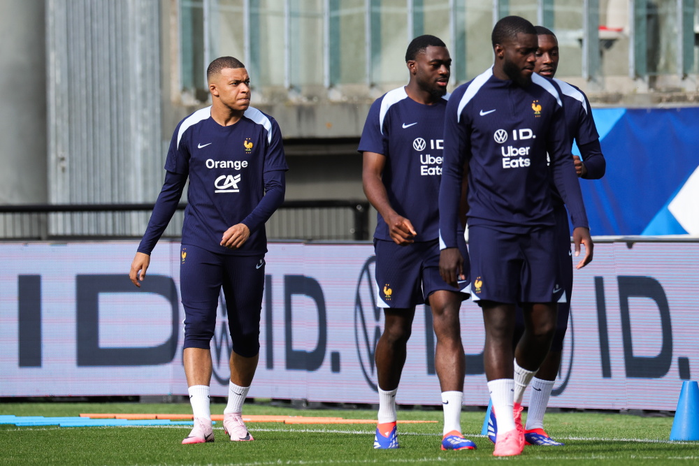 足球——法国队备战欧锦赛