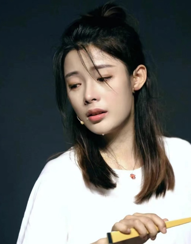 "最帅女小生"一上台,黄晓明吓到自愧不如,她魅力究竟有多大?