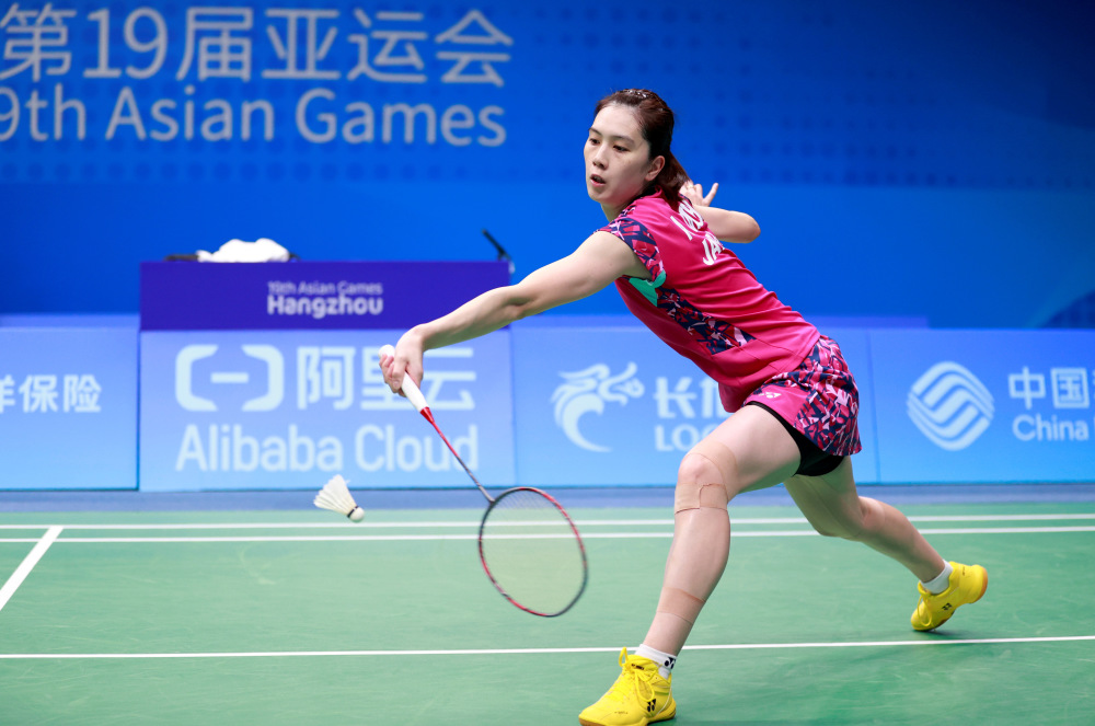 新华社记者 任正来 摄9月29日,日本队选手大堀彩在比赛中发球.