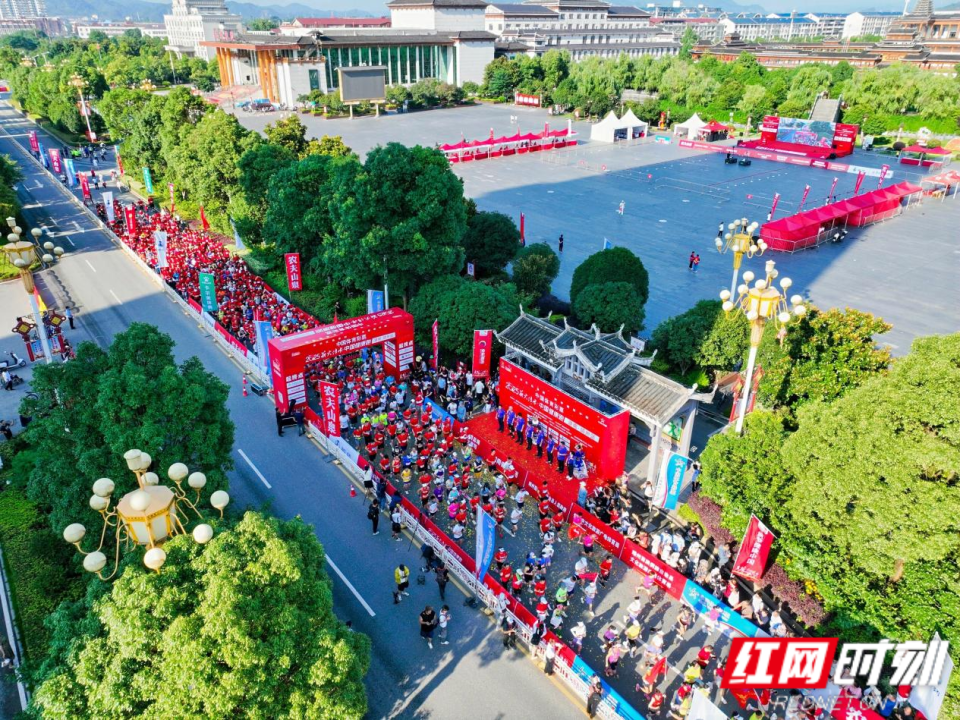 湖南靖州首迎大型路跑赛事 “薪火传承·中国健康跑”展现民族风情