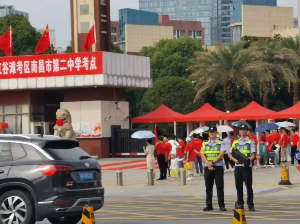 南昌特警同时,在北京西路洪都中大道口和北京西路公园路口之间各出