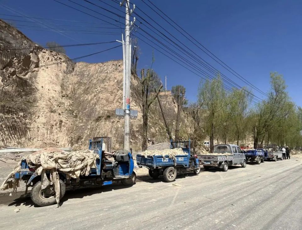 东乡县:多个乡镇齐发力 旧农膜换出新"面容"