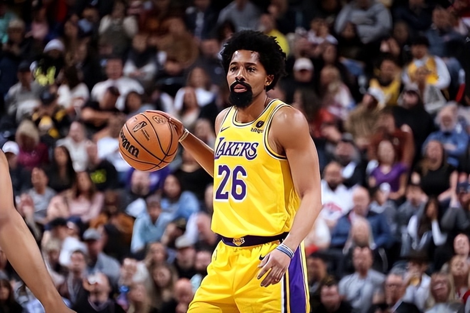 有爱詹眉率湖人全队为丁威迪庆生菜鸟刘易斯卡斯尔顿领唱生日歌