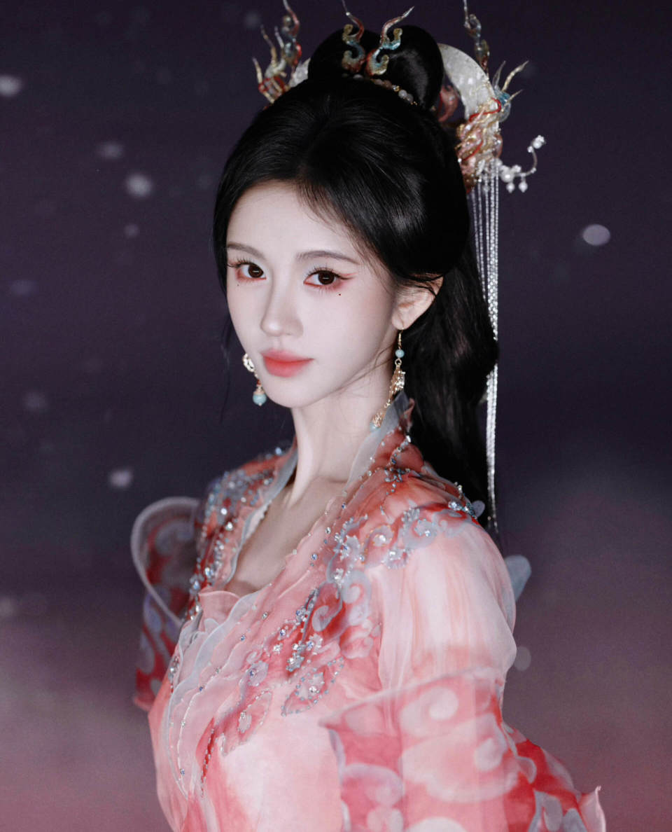 鞠婧祎cos嫦娥,身穿粉红衣裙,眼角泪痣画龙点睛,造型太美了