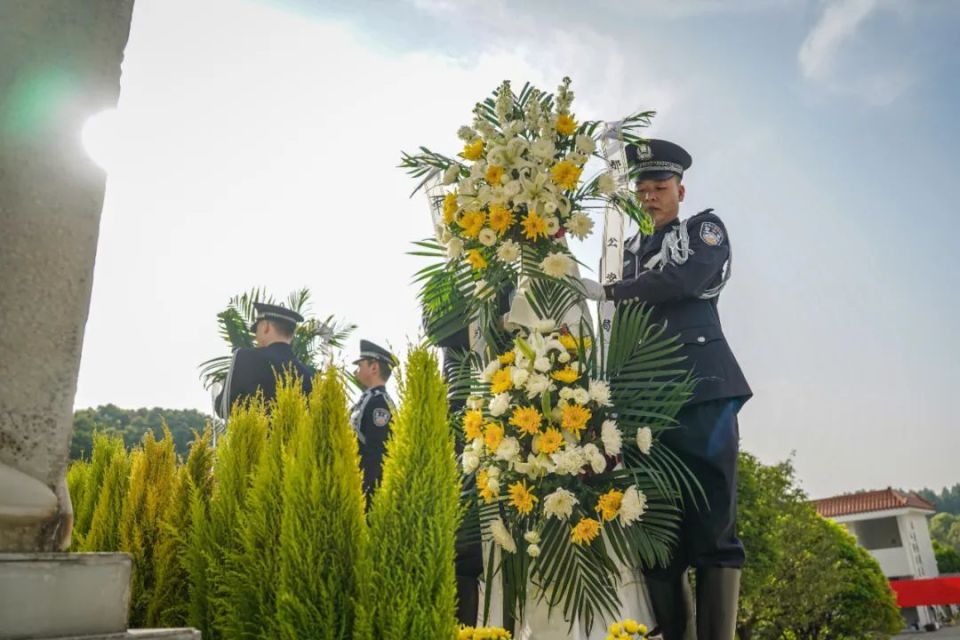 向不朽的烈士英魂致敬4名礼兵郑重地向英烈敬献花篮在人民英雄纪念碑