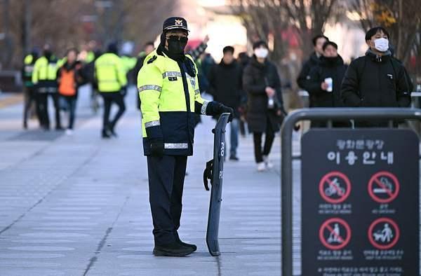 韩国警方称1500多名军人参与“紧急戒严”