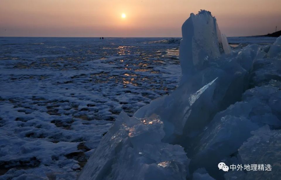 兴凯湖是中国和俄罗斯的界湖,位于黑龙江省东南的两国边境上,距密山市