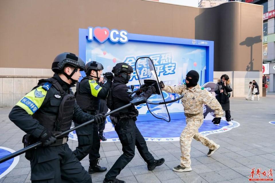 长沙开展反恐宣传活动 筑牢反恐防线_腾讯新闻