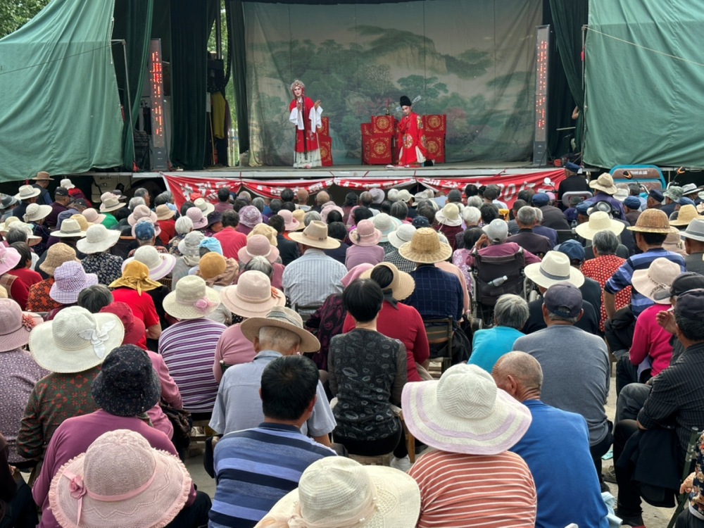 满足杨传松戏瘾的,是太康县正在开展的"送戏进千村"公益性演出活动.