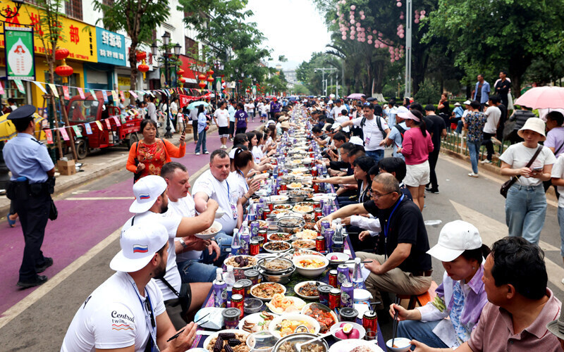 1109对双胞胎共享云南墨江哈尼长街宴