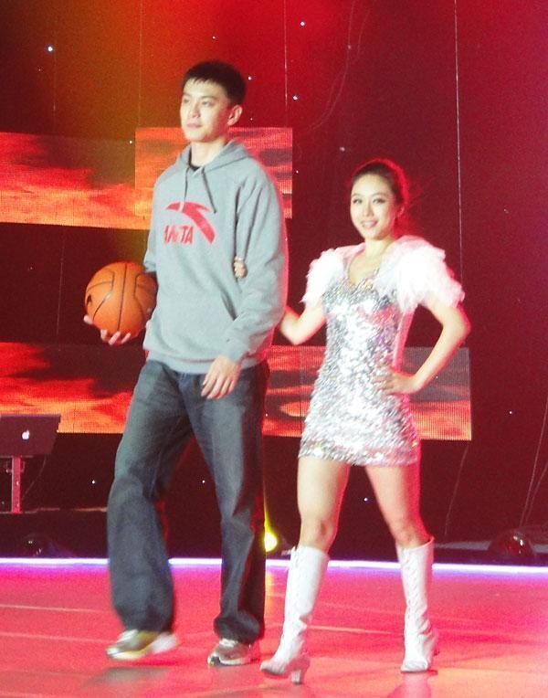 杨鸣官宣结束10年婚姻,21年被爆出小三穿情侣装妻子出面平息