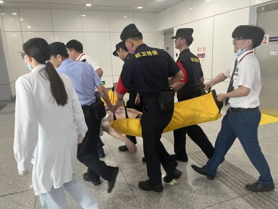 地铁蓝衣哥,找到了!昨天这一幕,刷屏杭州人朋友圈!