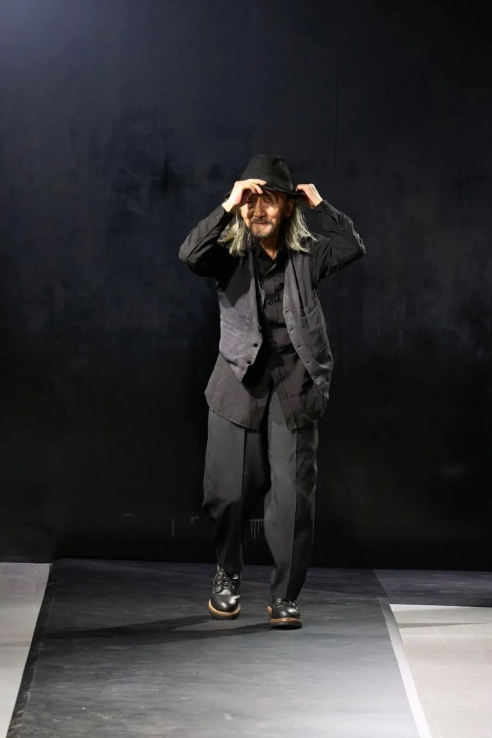 山本耀司描写的黑色诗意真美!yohji yamamoto 2025春夏男装系列