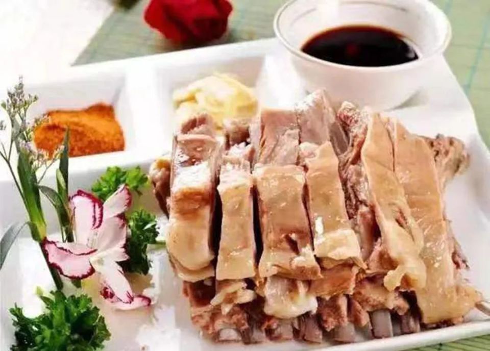 "手抓羊肉"是西宁人的宴席必备,肉质香嫩,鲜而不膻,色泽诱人,烹调方式