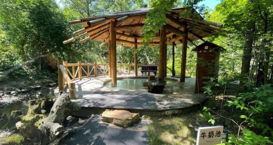 临溪火山温泉长白山天池水顺流而下从临溪火山温泉中间穿行而过整体