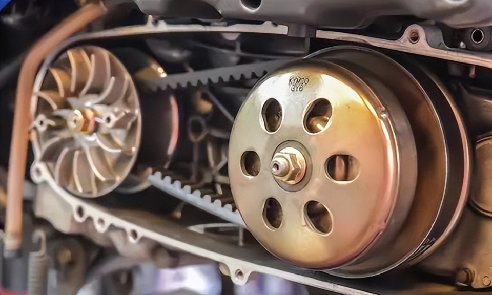 这种变速器的最初形态就是用锥形轮配合皮带传动,其两组锥形轮均可以