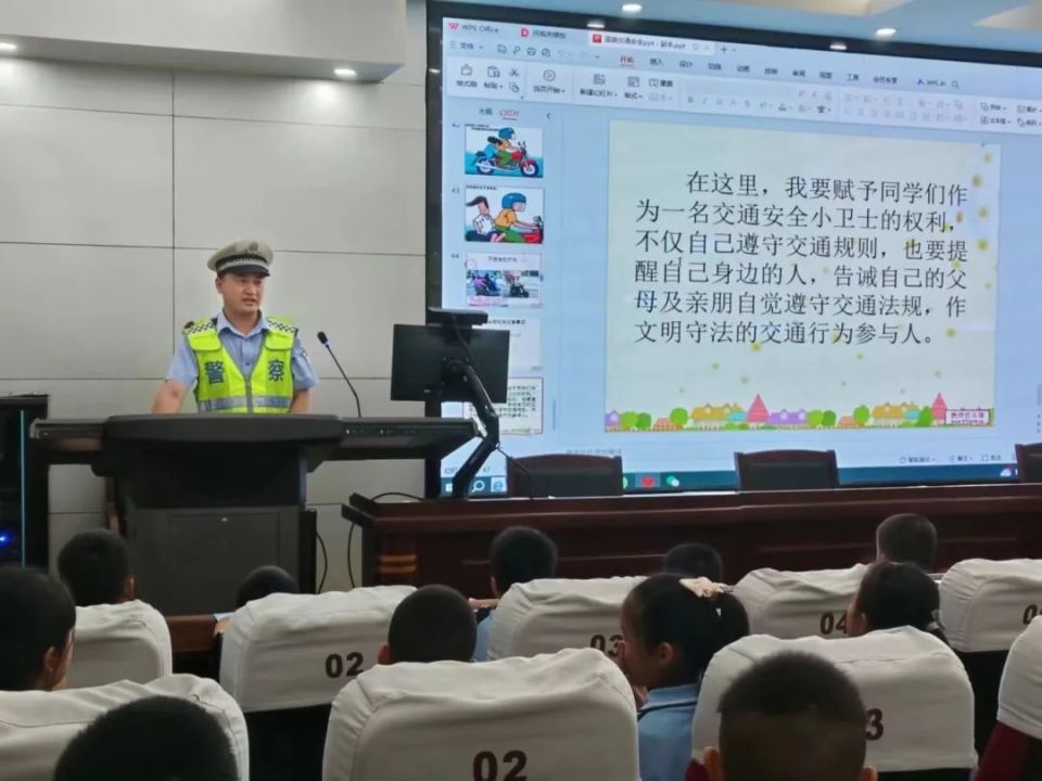 荆门交警联合市教育局在荆门市竹园小学开展"平安六一61你我同行