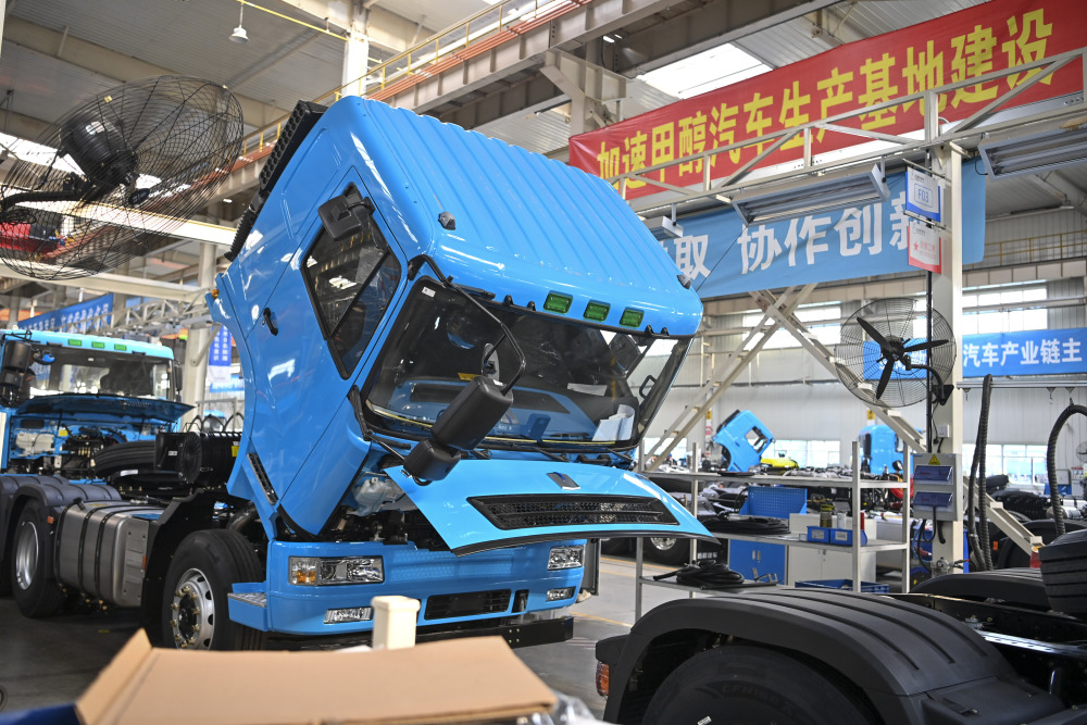 新华社记者 杨晨光 摄3月15日,工人在中铁装备集团车间内进行掘进机
