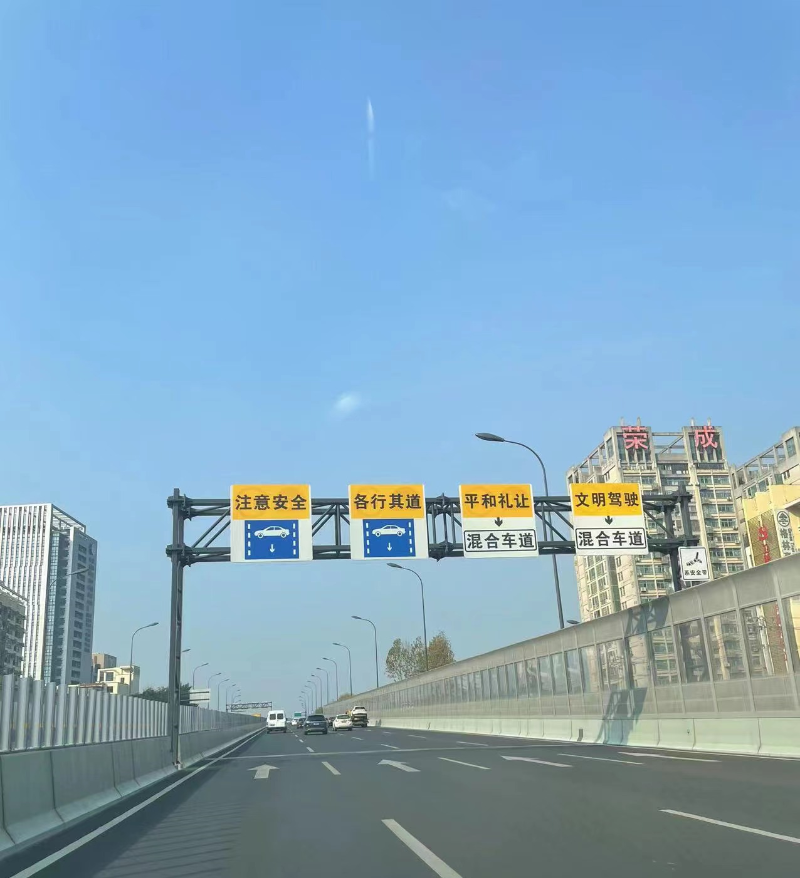 标线的道路上,机动车不得超过下列最高行驶速度:没有道路中心线的道路
