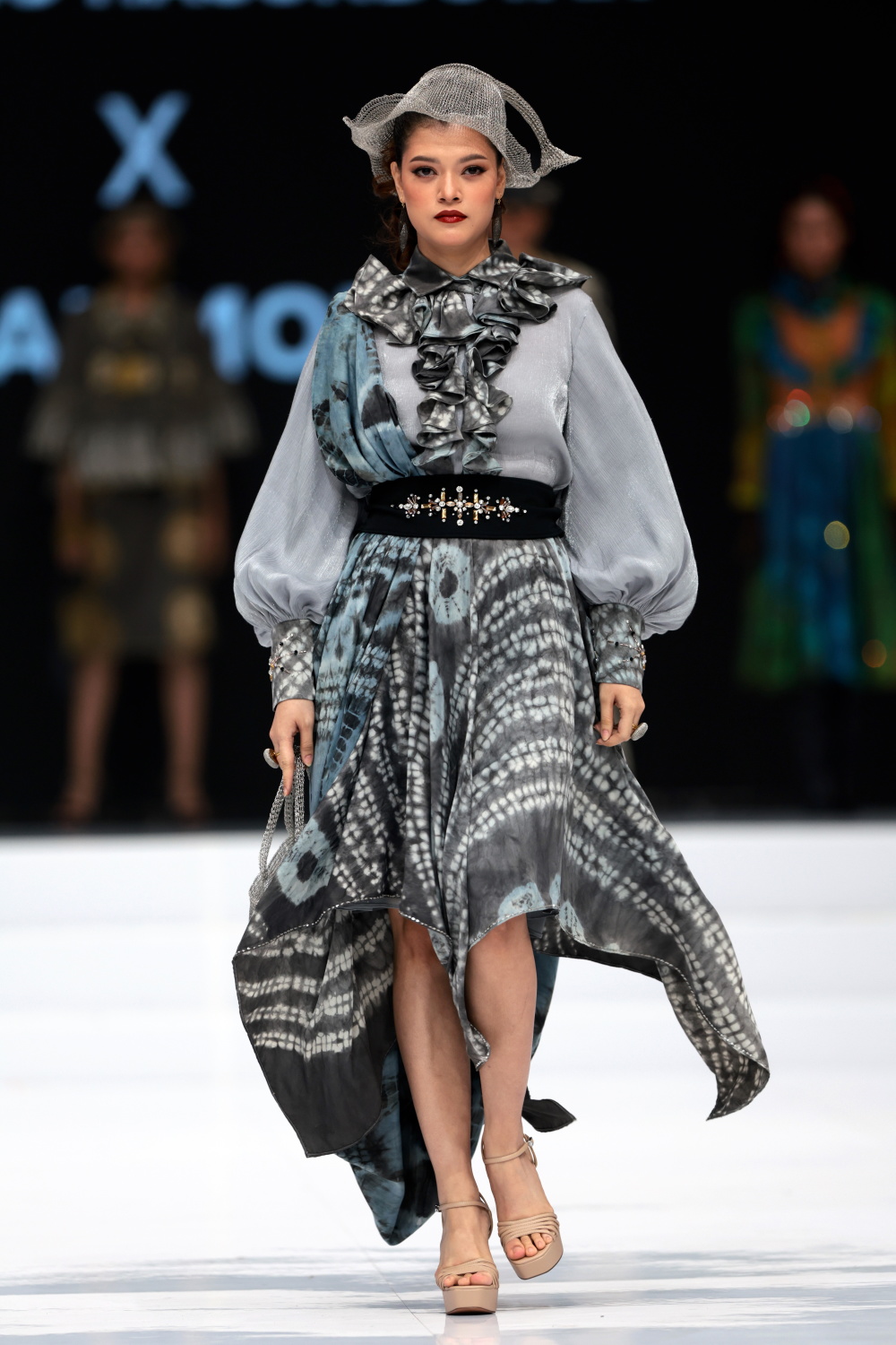 模特在雅加达举行的印度尼西亚时装周上展示adah mode品牌的新款服装