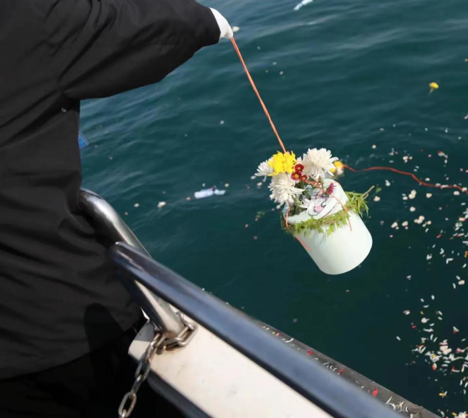 沈阳市清明节主题海葬仪式在大连菱角湾举行-腾讯新闻