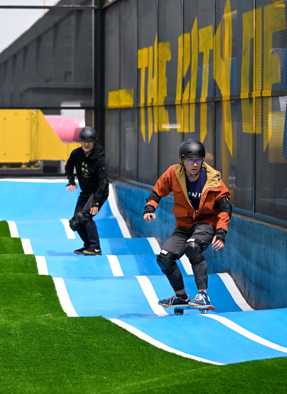 新华社记者 孙凡越 摄4月28日,在天津中海环宇城购物中心楼顶滑板公园