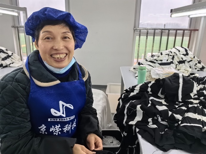 今年36岁的刘盼盼经人介绍,从信阳息县带着弟弟一起来西平就业.