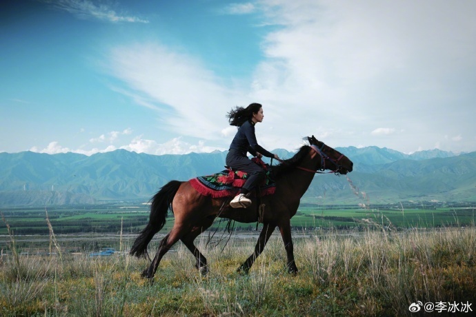 李冰冰分享新疆骑马照片