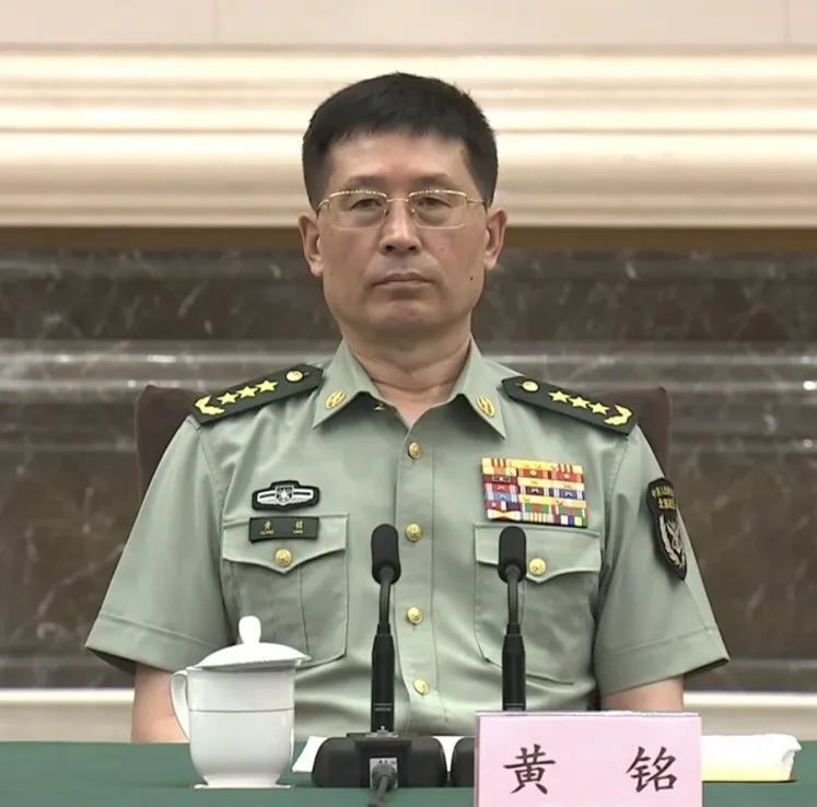 黄铭任北部战区司令员,吴亚男任南部战区司令员