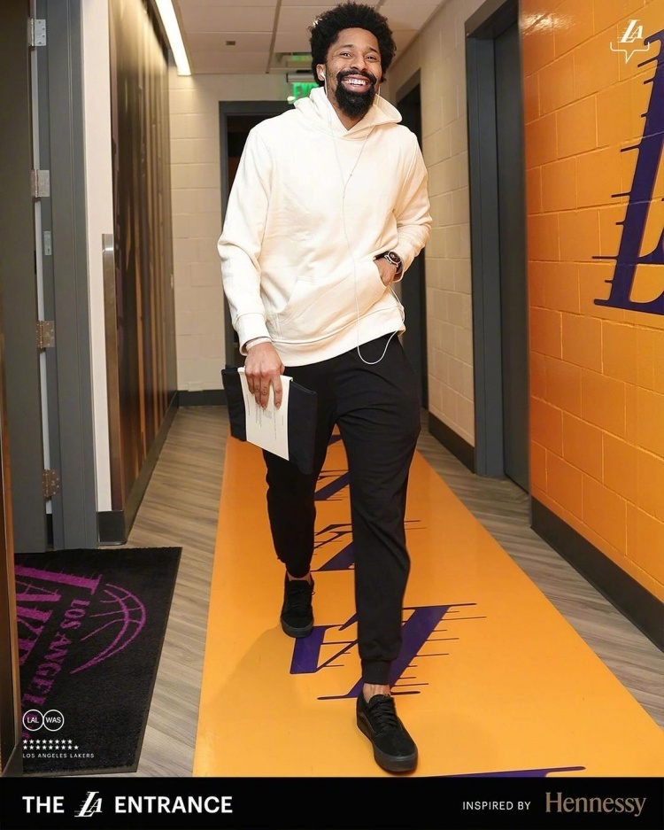 老詹会出战吗湖人穿搭詹姆斯蓝白运动装浓眉一身黑夹点绿