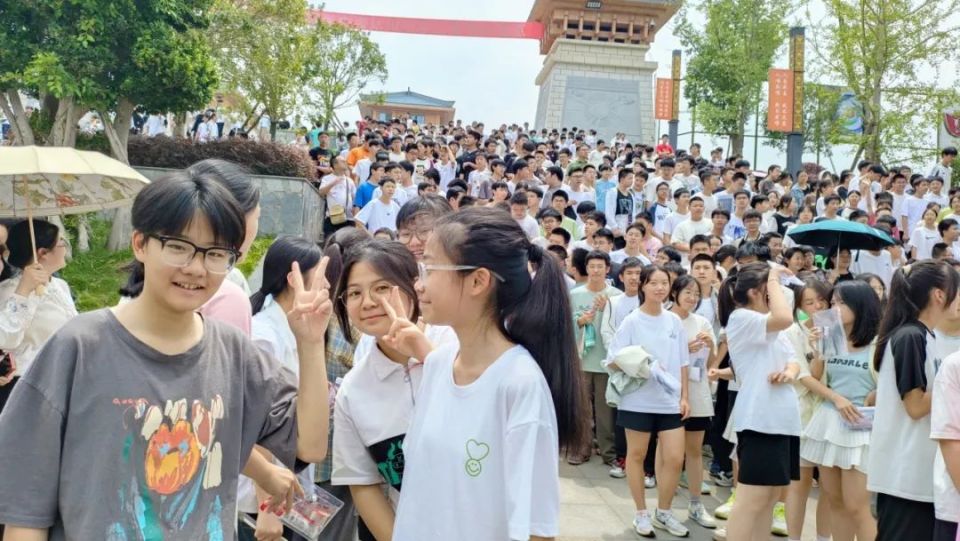 达川中学三里校区考点外学生,老师与家长大竹中学初三年级家长拉悍
