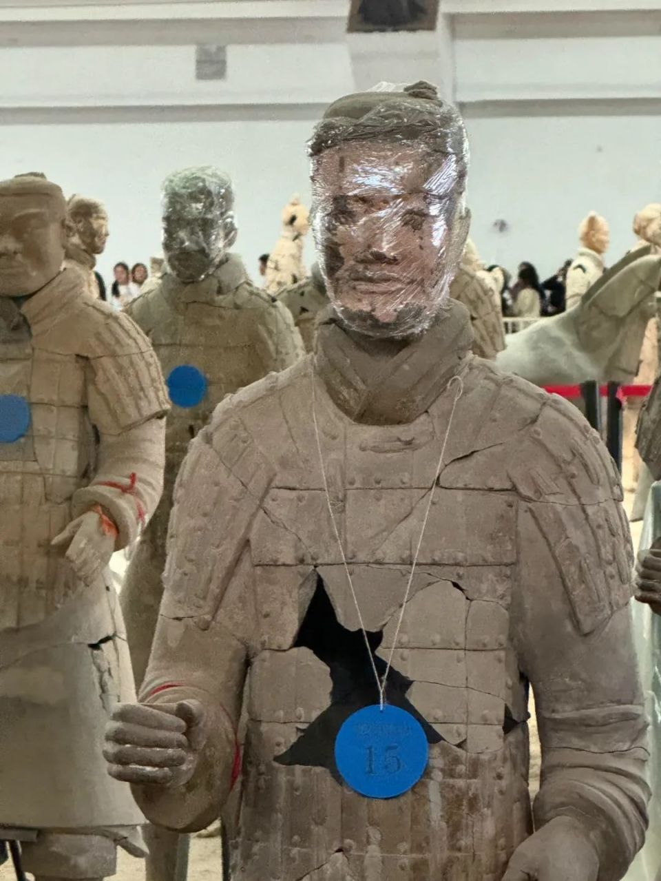 刚出土的兵马俑,脸部是粉色的?