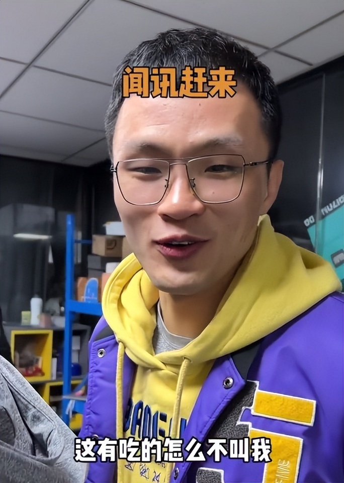 当众人都送完生日礼物之后,李观洋出现了,第一句话不是祝一帆生日快乐