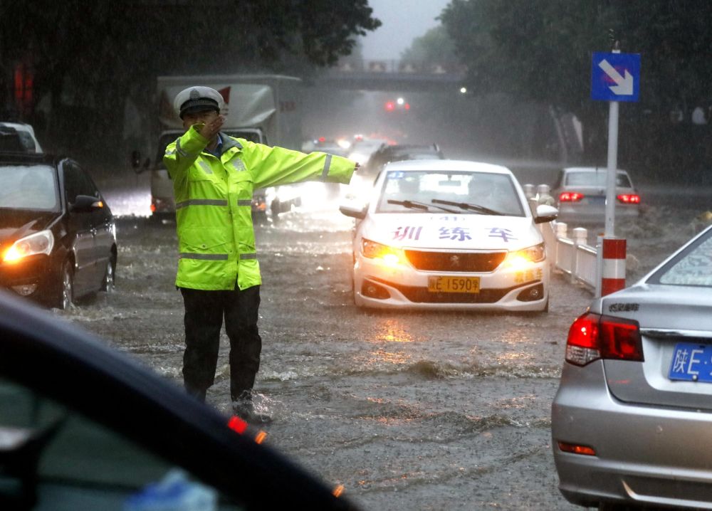 陕西渭南交警暴雨中执勤组图