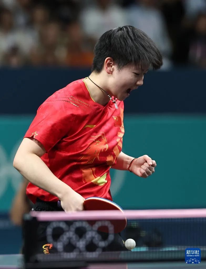 孙颖莎登上时尚芭莎封面!网友直呼:又帅又可爱