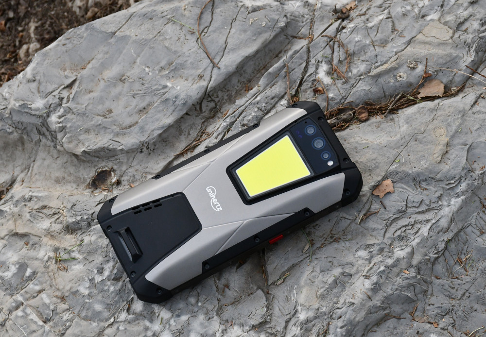 unihertz tank三防手机评测:22000mah大电池,背面还装了个露营灯_腾讯