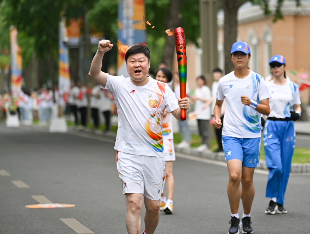 新华社记者 王曦 摄7月2日,火炬手代表吴京蔓在起跑仪式活动