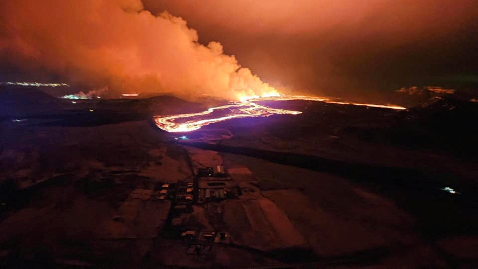 日在冰岛西南部雷克雅内斯半岛格林达维克镇附近拍摄的火山喷发的场景