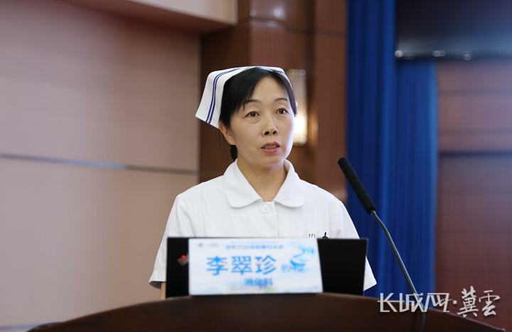 晓丹 摄河北医科大学第四医院东院消化内科病区主任殷飞进行科普讲座