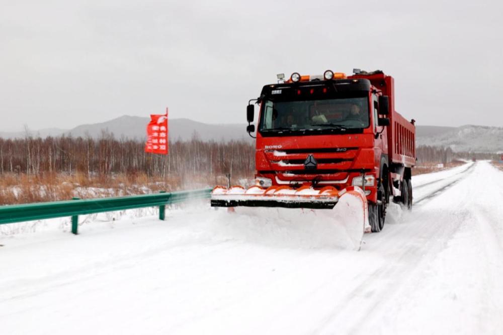 黑龙江漠河迎来暴雪天气多部门清雪保畅通