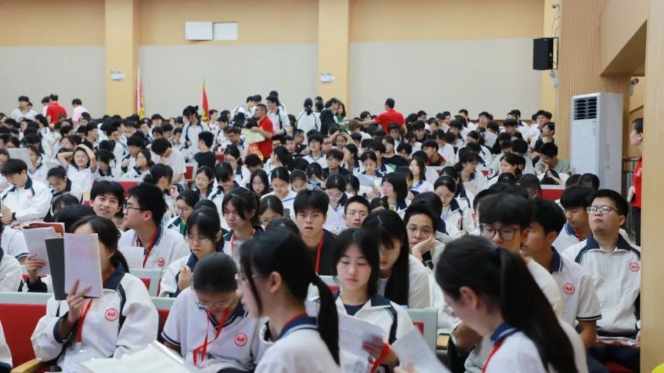 胜利与祝福的红色polo领教师们统一身着南星中学的传统送考仪式再次