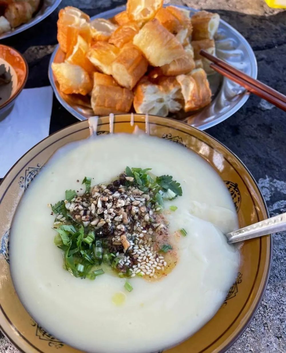 (棕包头炒肉)(水腌菜大烧)(烤明光小耳朵猪)(大薄片)(桌餐美食)有饱腹