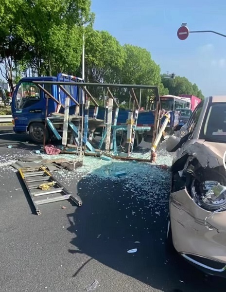 永光路路口发生一起轿车与卡车相撞事故,卡车上装载的玻璃掉落碎裂