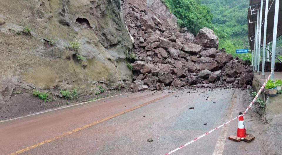 国道g353宁福线屏山县新安镇路段边坡垮塌道路中断,已交通管制注意