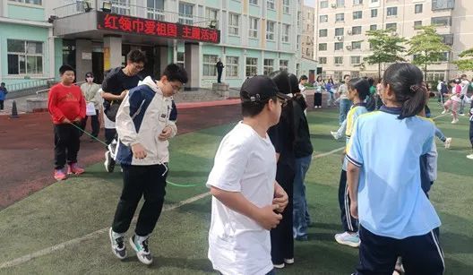 春英学校党支部走访特困儿童家庭,走访过程中,学校教师与家长进行深入