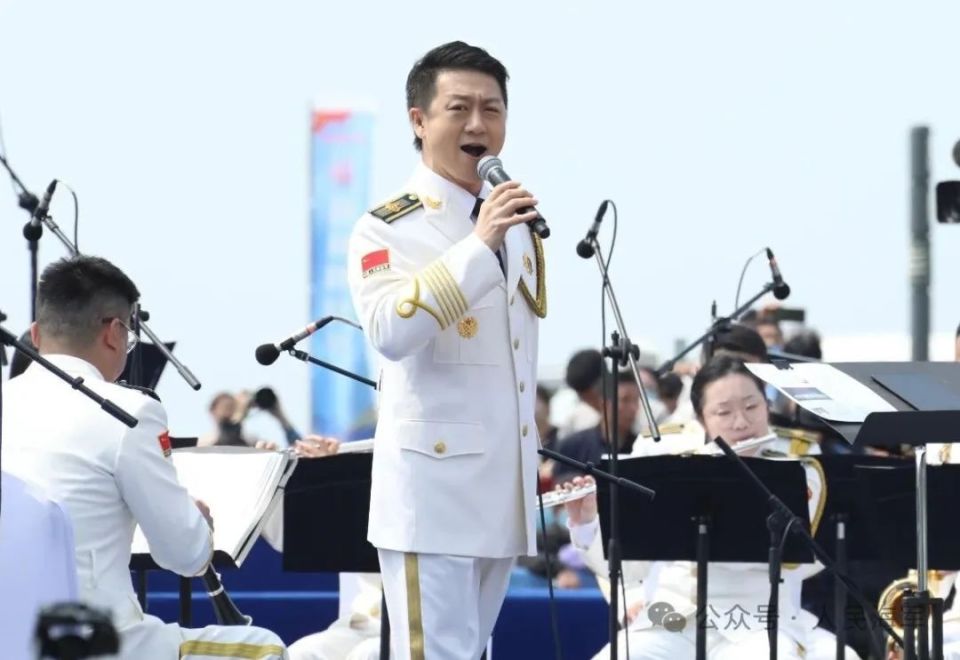 庆祝人民海军成立75周年军乐展演,在青岛上演