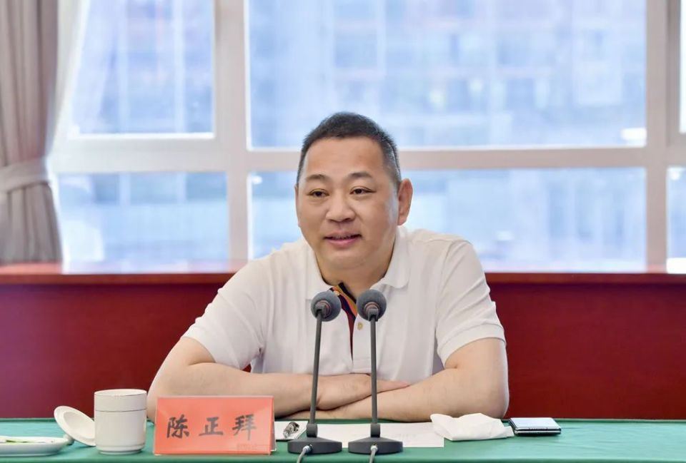 开明慈善基金会理事长陈正拜讲话陈正拜代表开明慈善基金会向黔西南州