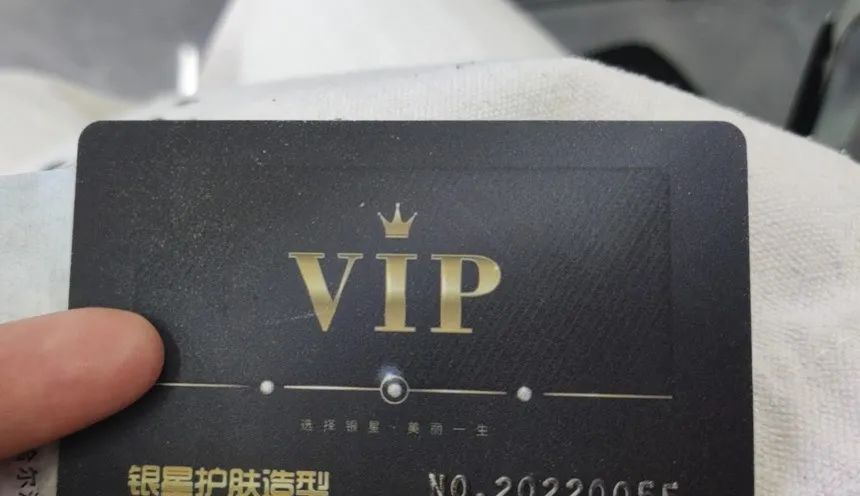 理发店连夜搬家 会员卡不能退 数百会员维权难